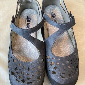 JBU shoes.  7.5 women’s roomy fit.  Ample toe box.  Gray